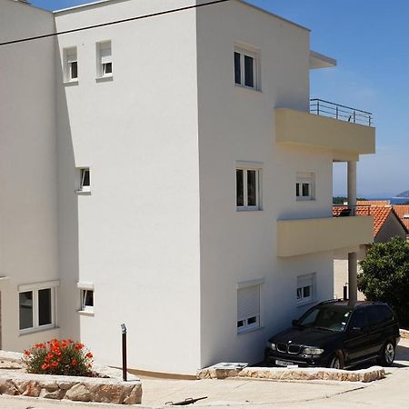 Apartments By The Sea Bilo, Primosten - 14601 Exteriör bild